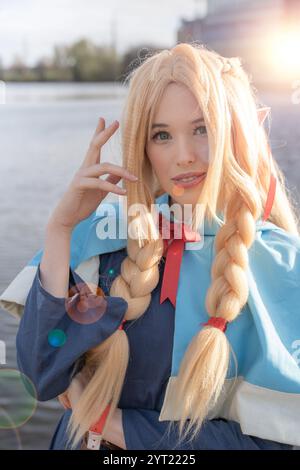 Eine schöne Teenager-Cosplayer, verkleidet als japanische Anime-Figur mit Sonnenlicht und Linsenfleck Stockfoto