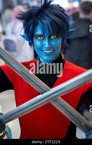 Ein hübsches Mädchen Cosplayer, verkleidet als blauer Mutant BAMF aus der X-Men-Reihe bei einem Comic-Concept-Event Stockfoto