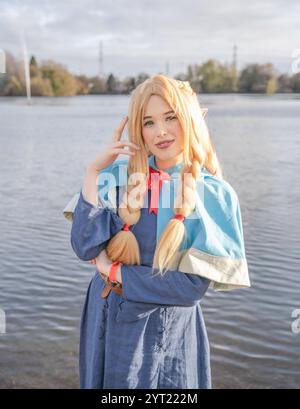 Eine wunderschöne Teenager-Cosplayer, verkleidet als japanische Anime-Figur bei einem Outdoor-Comic mit sanftem Sonnenlicht Stockfoto