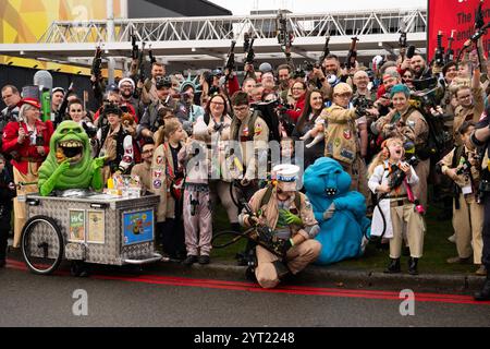 BIRMINGHAM, GROSSBRITANNIEN - 30. NOVEMBER 2024. Eine große Gruppe von Cosplayern, die als Ghostbusters gekleidet waren, bei einem Comic-Concept-Event in Großbritannien Stockfoto