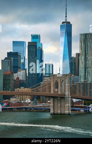 Große wunderschöne Brücke über den Fluss in der Metropole Stockfoto