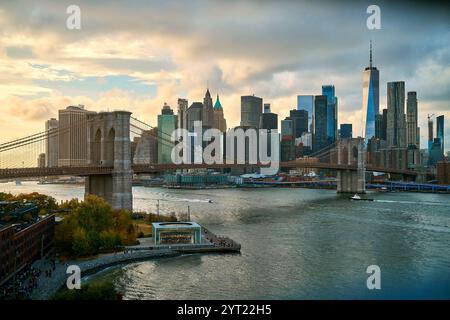 Große wunderschöne Brücke über den Fluss in der Metropole Stockfoto