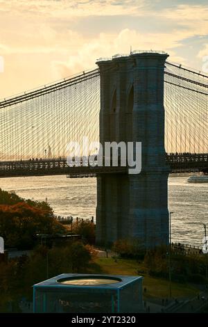 Große wunderschöne Brücke über den Fluss in der Metropole Stockfoto