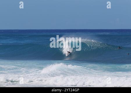 Nov. 30 2024. Pipeline, Hawaii. Ein Surfer stürzt in eine Welle an der Banzai Pipeline an der Nordküste von Oahu. Stockfoto