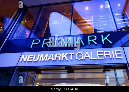 Köln, 4. Dezember 2024: Beleuchtete Primark-Werbung am Eingang zum Einkaufszentrum Neumarkt Galerie in köln Stockfoto