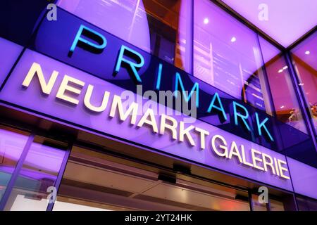 Köln, 4. Dezember 2024: Beleuchtete Primark-Werbung am Eingang zum Einkaufszentrum Neumarkt Galerie in köln Stockfoto