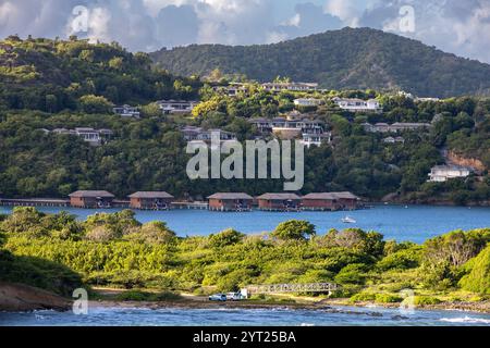 Ankunft auf dem Seeweg nach St. John's Antigua Caribbean am frühen Morgen mit Beach Villas und Bergen im Hintergrund Stockfoto