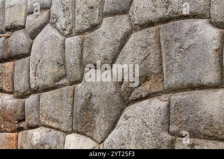 Peru historische Sehenswürdigkeiten im Heiligen Tal der Inkas in der Nähe von Cusco. Peruanische Geschichte Inka-Reich Architektur aus der vorkolumbianischen Ära, Steinmauern von Pisaq Stockfoto