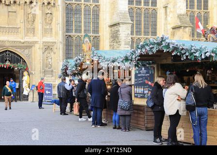 Ein Weihnachtsmarkt aus 600 Jahren ist zum ersten Mal seit 200 Jahren auf dem Gelände der Kathedrale von Canterbury mit Karussell und Chalets zurückgekehrt. Stockfoto