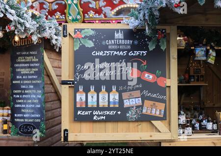 Ein Weihnachtsmarkt aus 600 Jahren ist zum ersten Mal seit 200 Jahren auf dem Gelände der Kathedrale von Canterbury mit Karussell und Chalets zurückgekehrt. Stockfoto