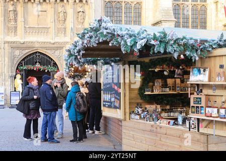 Ein Weihnachtsmarkt aus 600 Jahren ist zum ersten Mal seit 200 Jahren auf dem Gelände der Kathedrale von Canterbury mit Karussell und Chalets zurückgekehrt. Stockfoto