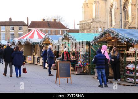 Ein Weihnachtsmarkt aus 600 Jahren ist zum ersten Mal seit 200 Jahren auf dem Gelände der Kathedrale von Canterbury mit Karussell und Chalets zurückgekehrt. Stockfoto