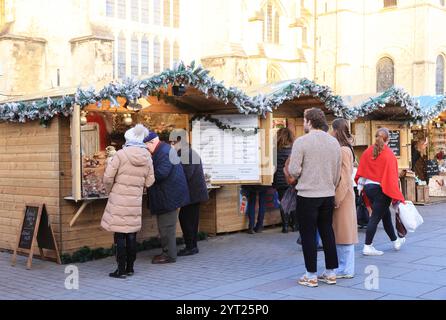 Ein Weihnachtsmarkt aus 600 Jahren ist zum ersten Mal seit 200 Jahren auf dem Gelände der Kathedrale von Canterbury mit Karussell und Chalets zurückgekehrt. Stockfoto