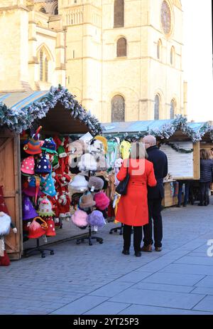 Ein Weihnachtsmarkt aus 600 Jahren ist zum ersten Mal seit 200 Jahren auf dem Gelände der Kathedrale von Canterbury mit Karussell und Chalets zurückgekehrt. Stockfoto