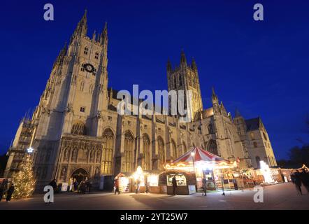 Ein Weihnachtsmarkt aus 600 Jahren ist zum ersten Mal seit 200 Jahren auf dem Gelände der Kathedrale von Canterbury mit Karussell und Chalets zurückgekehrt. Stockfoto