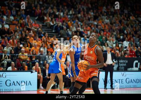 Valencia , Spanien , 5. Dezember 2024. Nadia Fingall von Valencia Korb in der Liga Femenina Endesa reguläre Saison Runde 10 . Quelle: Vicente Vidal Fernandez/Alamy Live News Stockfoto