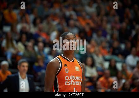 Valencia , Spanien , 5. Dezember 2024. Nadia Fingall von Valencia Korb in der Liga Femenina Endesa reguläre Saison Runde 10 . Quelle: Vicente Vidal Fernandez/Alamy Live News Stockfoto