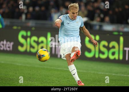 Rom, Italien. Dezember 2024. Rom, Italien 5.12.2024: Gustav Isaksen von Latium während des italienischen Fußballspiels Freccia Rossa Coppa Italia (Italien-Cup) 2024-2025 SS Latium gegen SSC Neapel im Olympiastadion in Rom. Quelle: Unabhängige Fotoagentur/Alamy Live News Stockfoto