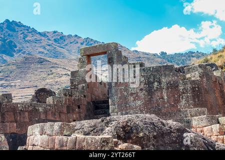 Peru historische Sehenswürdigkeiten im Heiligen Tal der Inkas in der Nähe von Cusco. Peruanische Geschichte Inka-Reich Architektur aus der vorkolumbianischen Ära, Steinmauern von Pisaq Stockfoto