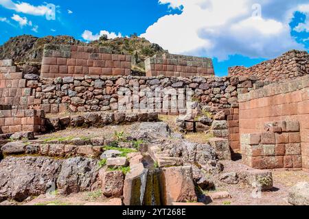 Peru historische Sehenswürdigkeiten im Heiligen Tal der Inkas in der Nähe von Cusco. Peruanische Geschichte Inka-Reich Architektur aus der vorkolumbianischen Ära, Steinmauern von Pisaq Stockfoto