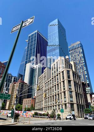 New York, USA - 1. Juni 2024: Urban Architecture and City Streets: Moderne Wolkenkratzer überragen über dem Stadtviertel New York City Stockfoto