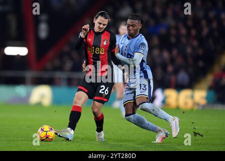 Tottenham Hotspur's Destiny Udogie (rechts) und Bournemouth's Enes Unal während des Premier League Spiels im Vitality Stadium, Bournemouth. Bilddatum: Donnerstag, 5. Dezember 2024. Stockfoto