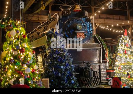 St. Thomas, Ontario, Kanada: Im Elgin County Railway Museum sind geschmückte Weihnachtsbäume und historische Eisenbahnfahrzeuge zu sehen. Stockfoto