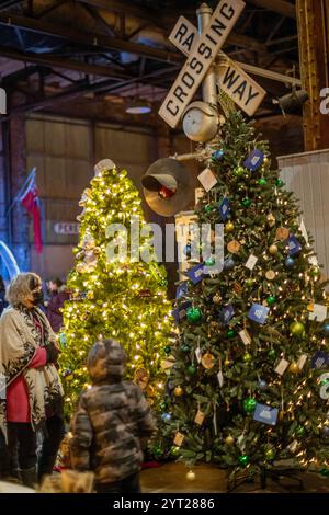 St. Thomas, Ontario, Kanada: Im Elgin County Railway Museum sind geschmückte Weihnachtsbäume und Eisenbahnübergänge zu sehen. Stockfoto