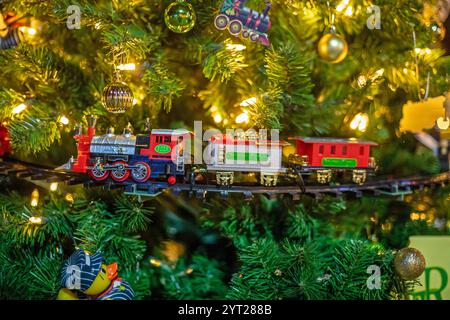 St. Thomas, Ontario, Kanada: Im Elgin County Railway Museum sind geschmückte Weihnachtsbäume und historische Eisenbahnfahrzeuge zu sehen. Stockfoto