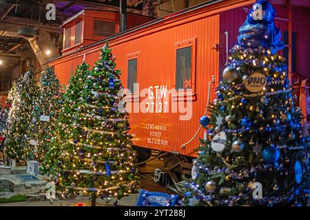 St. Thomas, Ontario, Kanada: Im Elgin County Railway Museum sind geschmückte Weihnachtsbäume und historische Eisenbahnfahrzeuge zu sehen. Stockfoto