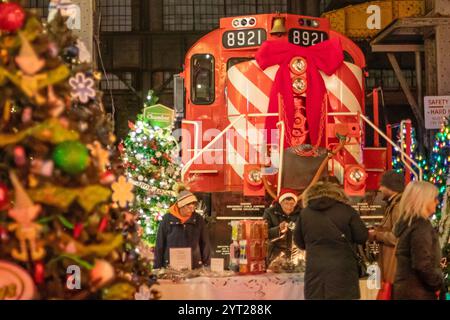 St. Thomas, Ontario, Kanada: Im Elgin County Railway Museum sind geschmückte Weihnachtsbäume und historische Eisenbahnfahrzeuge zu sehen. Stockfoto