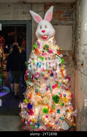 St. Thomas, Ontario, Kanada – Ein dekorierter Osterbaum ist unter den Weihnachtsdekorationen des Elgin County Railway Museum zu sehen. Stockfoto