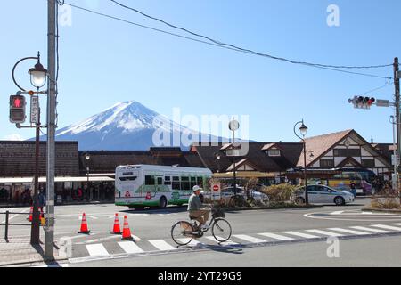 Kawaguchiko Bahnhof und Busbahnhof in der Präfektur Yamanashi, Japan mit schneebedecktem Berg Fuji im Hintergrund. Stockfoto