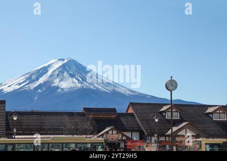 Kawaguchiko Bahnhof und Busbahnhof in der Präfektur Yamanashi, Japan mit schneebedecktem Berg Fuji im Hintergrund. Stockfoto