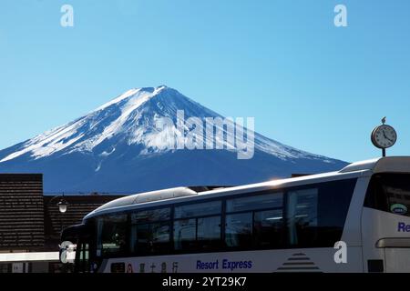 Blick auf den Fuji vom Bahnhof Kawaguchiko mit einem Bus im Vordergrund Stockfoto