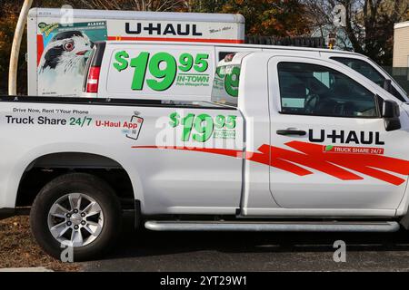 Viele U-Haul-Anhänger und Lkw-Transporter zum Umziehen auf dem Parkplatz des U-haul Neighborhood Dealers. Stockfoto