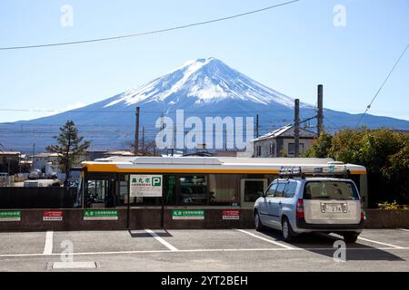 Blick auf den Fuji von einem Parkplatz in der Nähe des Bahnhofs Kawaguchiko in Yamanashi, Japan Stockfoto