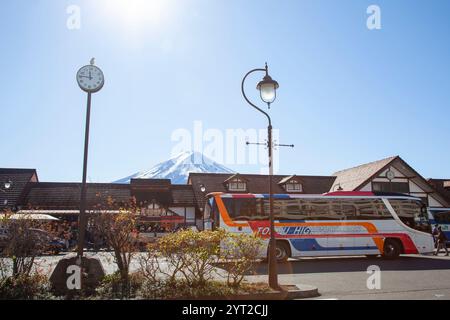 Kawaguchiko Bahnhof und Busbahnhof in der Präfektur Yamanashi, Japan mit schneebedecktem Berg Fuji im Hintergrund. Stockfoto