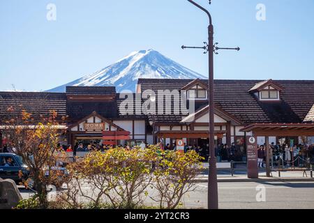 Kawaguchiko Bahnhof und Busbahnhof in der Präfektur Yamanashi, Japan mit schneebedecktem Berg Fuji im Hintergrund. Stockfoto