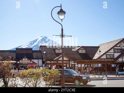 Kawaguchiko Bahnhof und Busbahnhof in der Präfektur Yamanashi, Japan mit schneebedecktem Berg Fuji im Hintergrund. Stockfoto