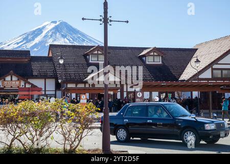 Kawaguchiko Bahnhof und Busbahnhof in der Präfektur Yamanashi, Japan mit schneebedecktem Berg Fuji im Hintergrund. Stockfoto