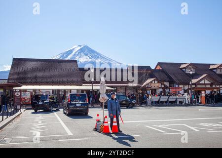 Kawaguchiko Bahnhof und Busbahnhof in der Präfektur Yamanashi, Japan mit schneebedecktem Berg Fuji im Hintergrund. Stockfoto