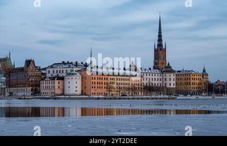 Stockholm, Schweden - 22. Februar 2022: Blick über eine leicht vereiste Bucht auf Stockholms historische und von der Regierung gebaute Insel Stockfoto