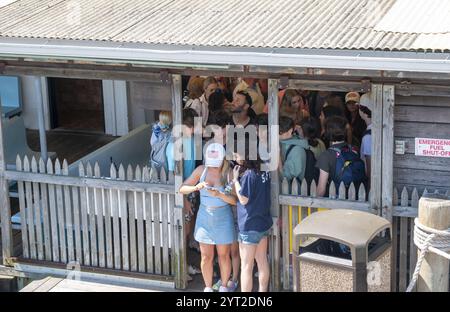 Bay Shore New York, USA - 30. Mai 2022: Gruppen von Menschen stehen an einem Gebäude am Wasser an, um an Bord eines Fire Island Ferry Boats zu gehen Stockfoto