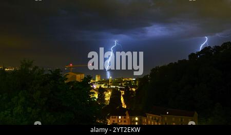 Blitz über dem Genfer See mit Lausanne im Vordergrund Stockfoto