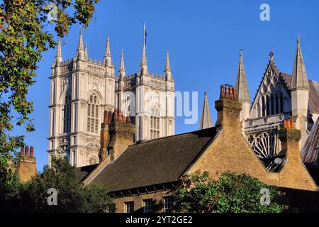 Westminster Abbey Türme mit Ostfassade, südliches Querschiff und Gebäude kurz nach Sonnenaufgang in London, England, Großbritannien Stockfoto