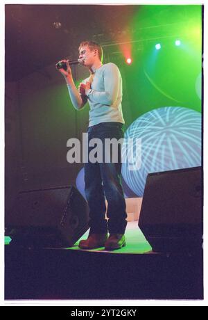 BLUE, BOYBAND, YOUNG, KONZERT 2001: Lee Ryan von der Boyband BLUE auf und frühe Tour mit Smash Hits in der Cardiff International Arena, Cardiff, Wales UK am 4. Dezember 2001. Foto: ROB WATKINS. INFO: Blue, eine britische Boyband, die 2000 gegründet wurde, erzielte mit ihren sanften Harmonien und eingängigen Pop-Hits großen Erfolg. Bekannt für Songs wie All Rise und One Love, wurde die Gruppe zu einem Grundpfeiler der Popmusik der frühen 2000er-Jahre und erhielt zahlreiche Auszeichnungen und eine engagierte Fangemeinde. Stockfoto