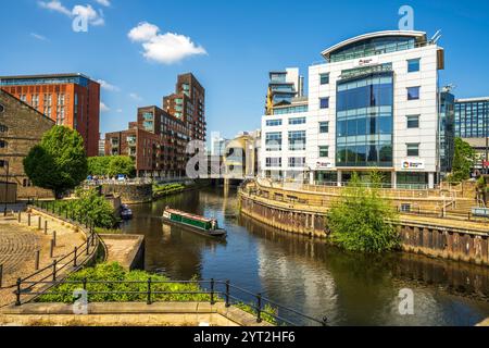 Leeds Panoramablick auf das Stadtzentrum mit Brücke, Kanalbooten, Fluss Aire, Kai und dem goldenen Bahnhof Leeds. Skyline von Leeds, Großbritannien. Stockfoto