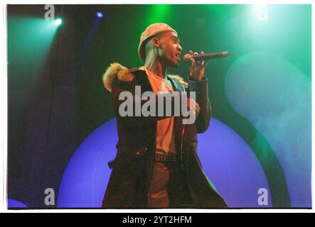 BLUE, BOYBAND, YOUNG, KONZERT 2001: Simon Webbe von der Boyband BLUE auf und frühe Tour mit Smash Hits in der Cardiff International Arena, Cardiff, Wales UK am 4. Dezember 2001. Foto: ROB WATKINS. INFO: Blue, eine britische Boyband, die 2000 gegründet wurde, erzielte mit ihren sanften Harmonien und eingängigen Pop-Hits großen Erfolg. Bekannt für Songs wie All Rise und One Love, wurde die Gruppe zu einem Grundpfeiler der Popmusik der frühen 2000er-Jahre und erhielt zahlreiche Auszeichnungen und eine engagierte Fangemeinde. Stockfoto