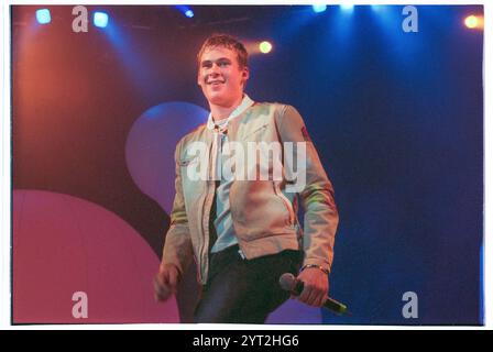 BLUE, BOYBAND, YOUNG, KONZERT 2001: Lee Ryan von der Boyband BLUE auf und frühe Tour mit Smash Hits in der Cardiff International Arena, Cardiff, Wales UK am 4. Dezember 2001. Foto: ROB WATKINS. INFO: Blue, eine britische Boyband, die 2000 gegründet wurde, erzielte mit ihren sanften Harmonien und eingängigen Pop-Hits großen Erfolg. Bekannt für Songs wie All Rise und One Love, wurde die Gruppe zu einem Grundpfeiler der Popmusik der frühen 2000er-Jahre und erhielt zahlreiche Auszeichnungen und eine engagierte Fangemeinde. Stockfoto